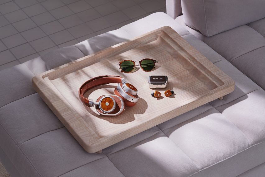 OLIVER PEOPLES VINTAGE DESIGN AND HI-FI TECHNOLOGY MEET IN A COLLABORATION  WITH MASTER & DYNAMIC